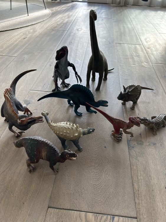 THE TWIDDLERS Dinosaurier Malset – 5 Figuren, 8 Farben, 10 Pinsel & Bäume, Bastelset Für Kinder (20 Teile)