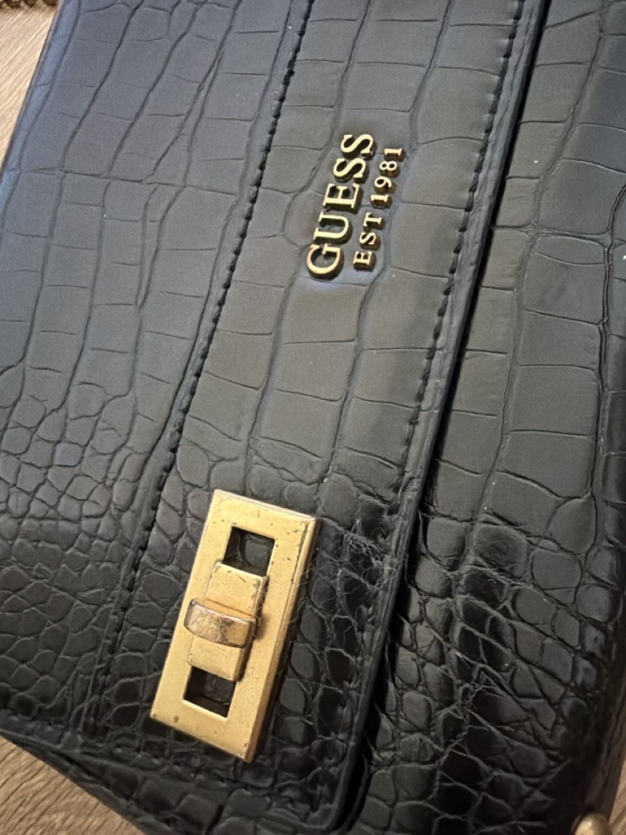 Borse da donna: Guess Tasche Krokoprint schwarz Gold  – Usato da Ostermundigen venduto da sil_kcw2 1
