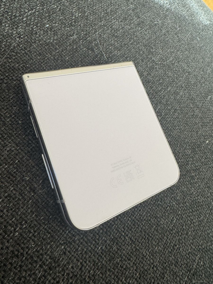 Samsung Telefoni cellulari / Smartphones: Samsung Galaxy Z Flip5 Lavender – Usato da Niederuzwil venduto da Jessi1234 1