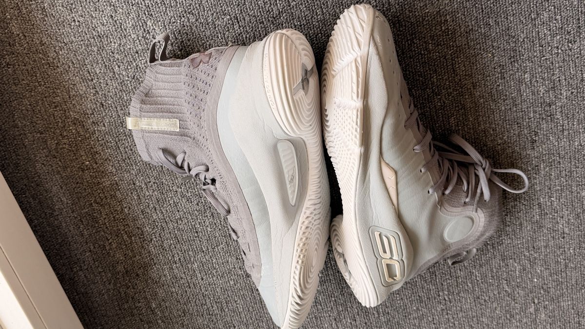 Under Armour Scarpe da uomo: Under Armour Curry 4, unisex Taille 41 – Usato da Bulle venduto da LeMoleson 3