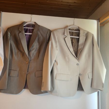 Massgeschneidert: Hosenanzug, Rock, Blusen, Blazer (ca. M)