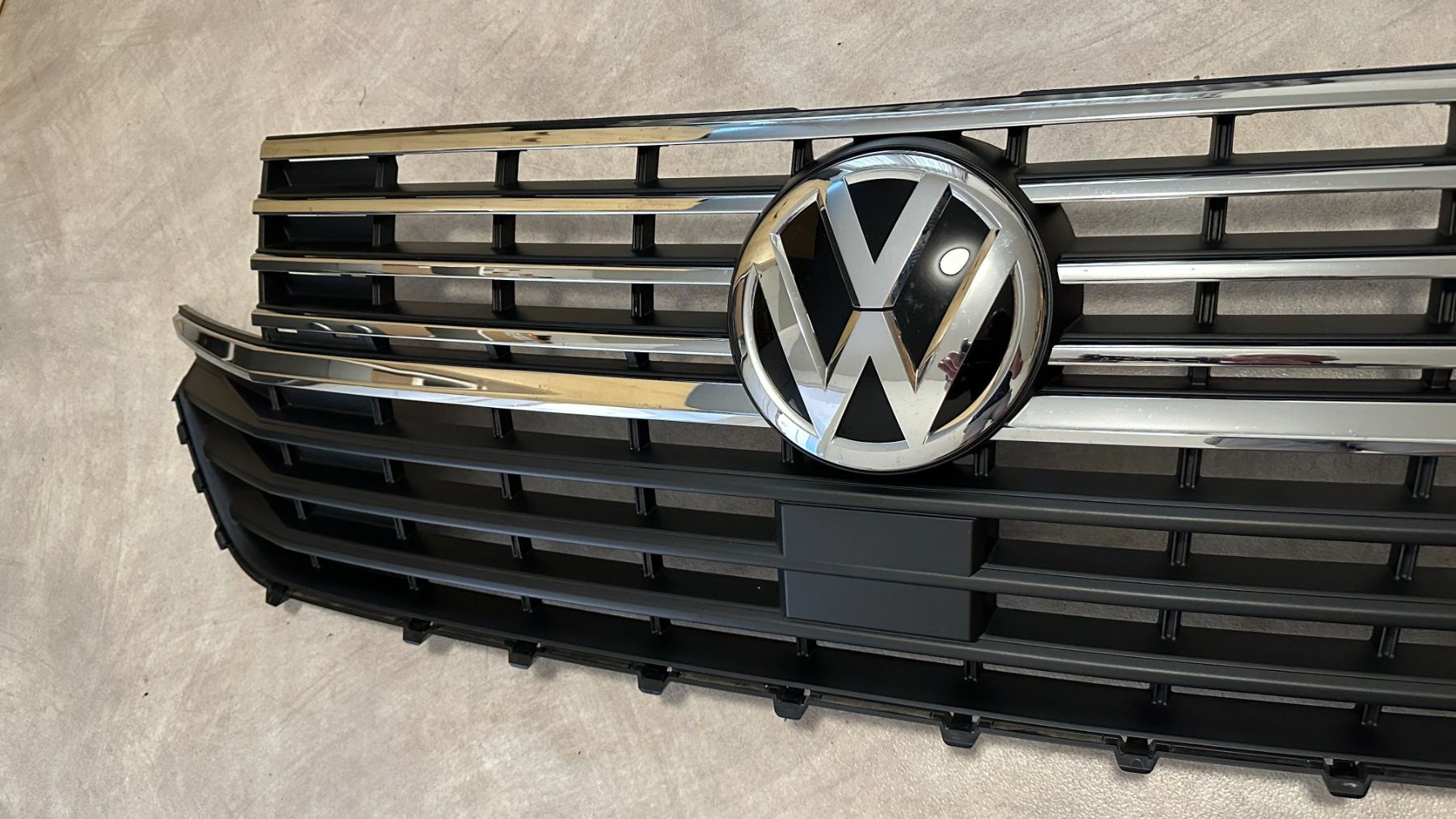 VW Tutti pezzi di ricambio auto: Kühlergrill VW T6.1 – Usato da Jona venduto da ma_schi 1