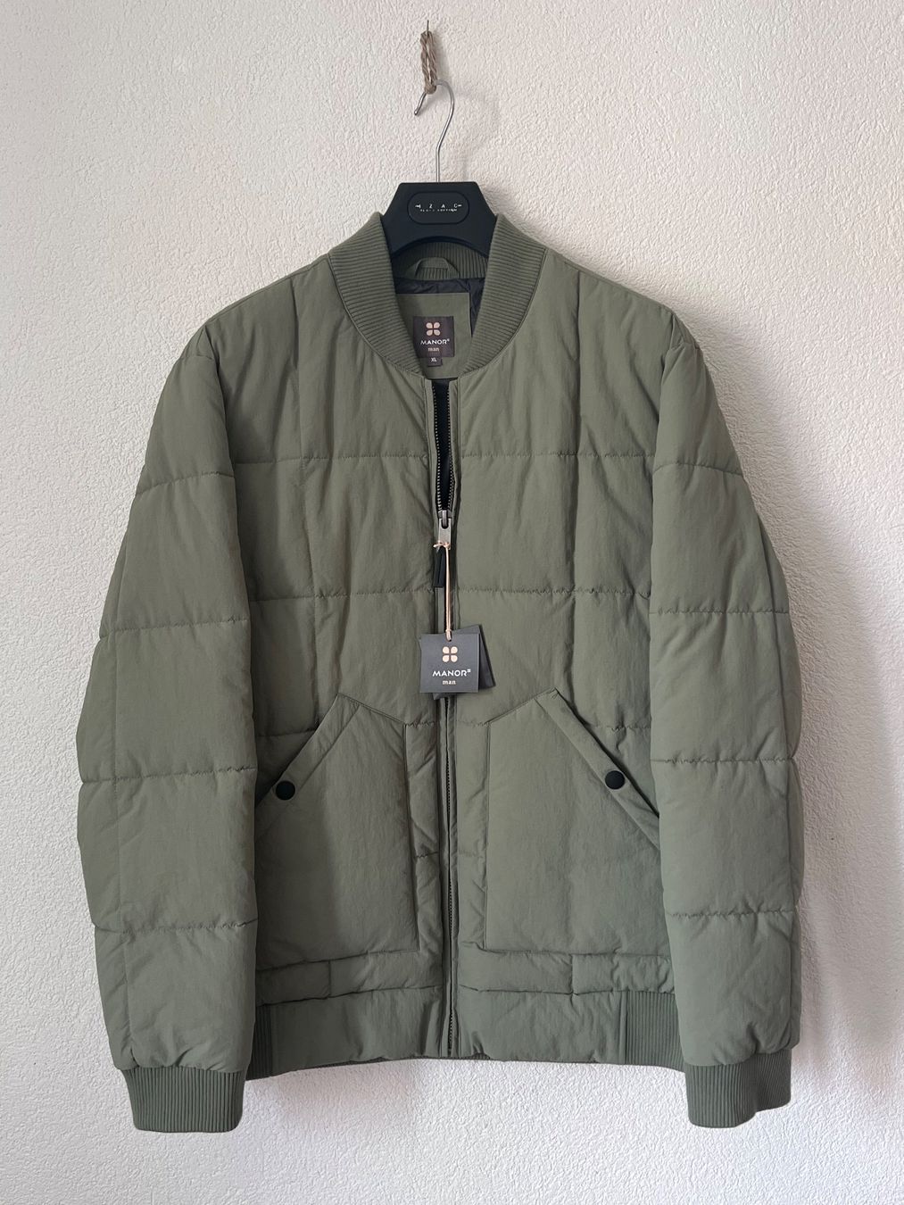 Manor Giacche: Un Blouson bomber Manor neuf – Nuovo (secondo la descrizione) da La Chaux-de-Fonds venduto da art_x8mz