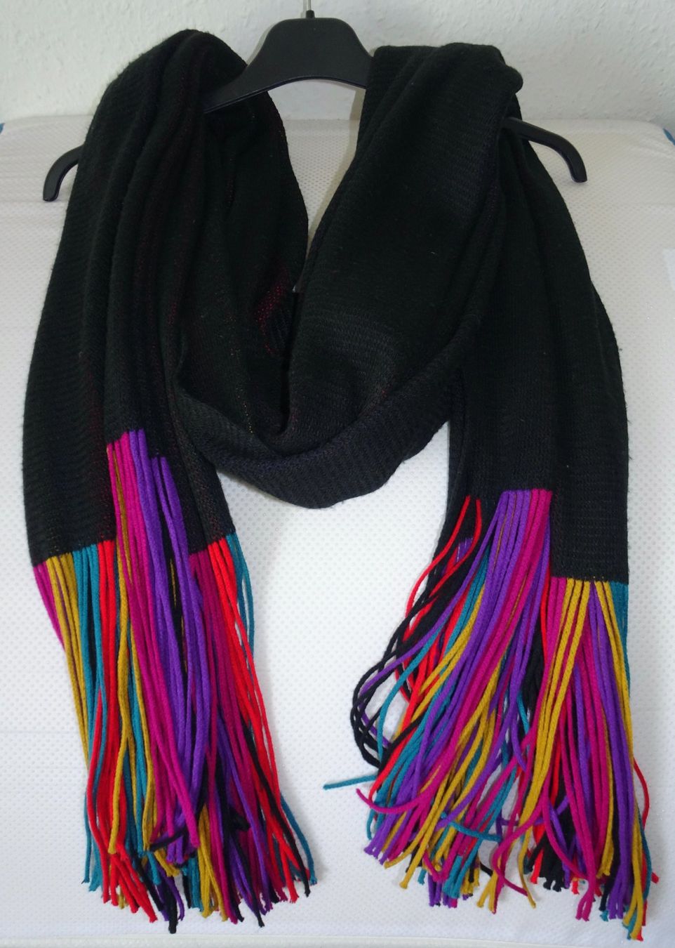 Sonstige Damenmode: Châle noir avec franges multicolores – Gebraucht aus Châtelaine von fil_7lqg