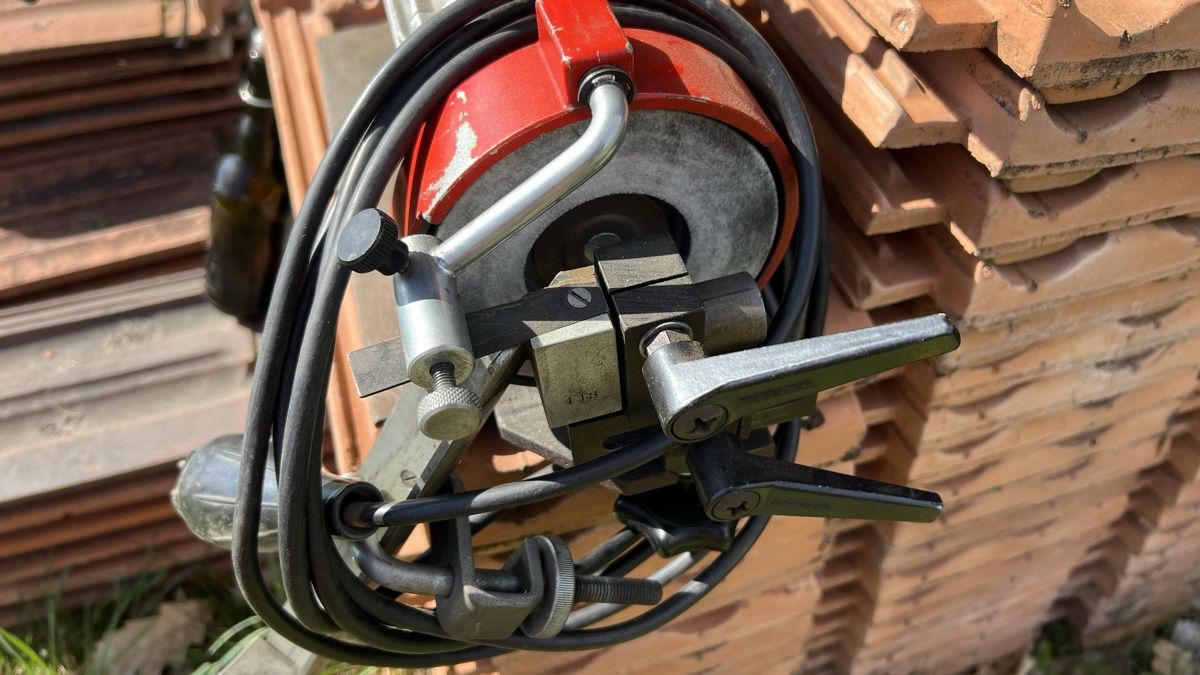 Tutti gli attrezzi: Spiralbohrer-Schleifmaschine DIMA – Usato da Goldiwil (Thun) venduto da Carlo77 1