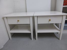 Nachttische aus Holz (zwei Stück)