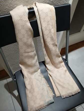 Écharpe Gucci, motif monogramme, couleur beige, bon état