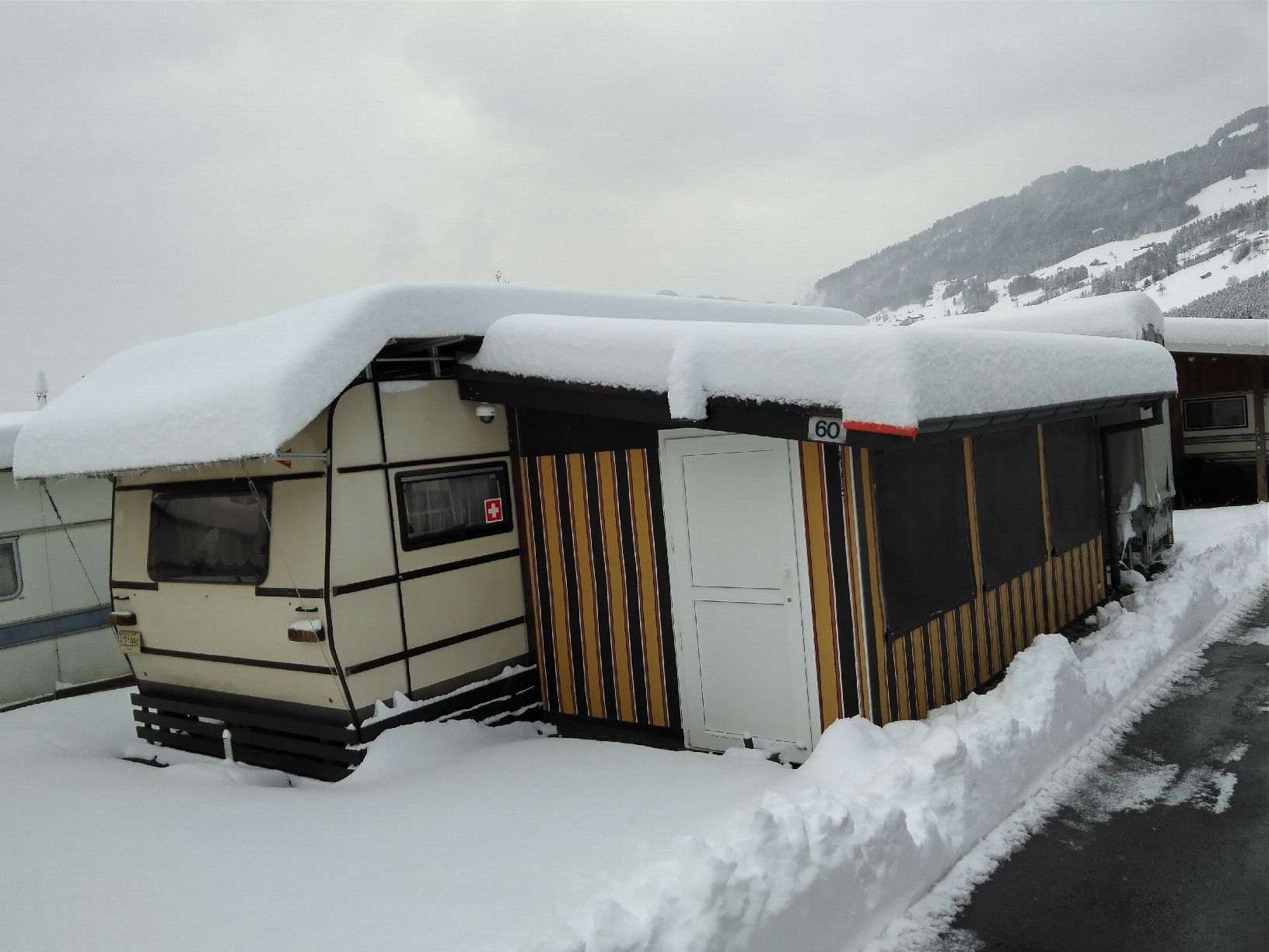 Veicoli da campeggio: Wohnwagen auf festem Stellplatz – Usato da Rotkreuz venduto da Pertehan 1