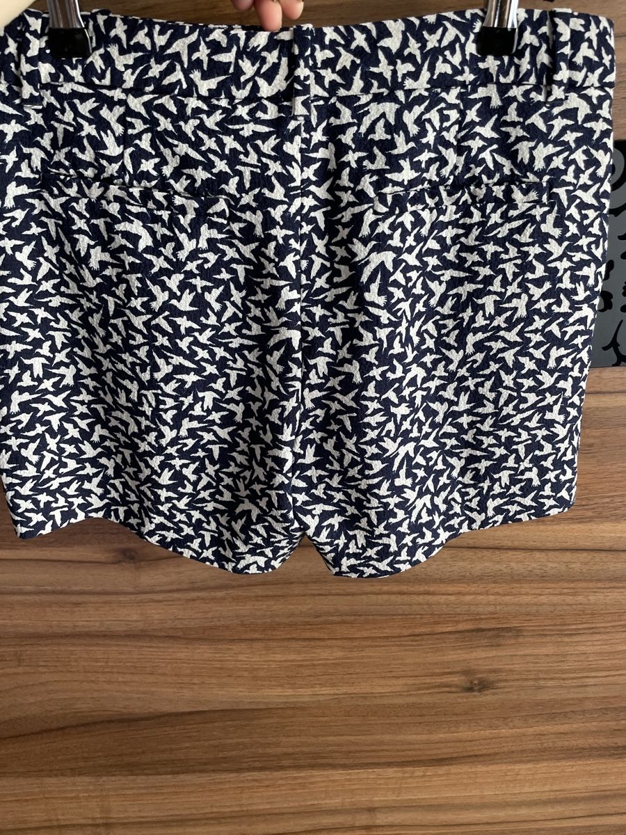 Zara Hosen: Zara Blue & White Bird Print shorts – Gebraucht aus Zug von Fashionaddicted.- 2