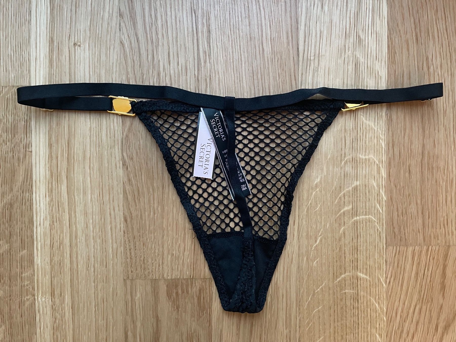 Victoria's Secret Altra biancheria intima: Victoria’s Secret Adjustable Fishnet V-String Thong S NEW – Nuovo e nell'imballaggio originale da Dübendorf venduto da Mangia14 2