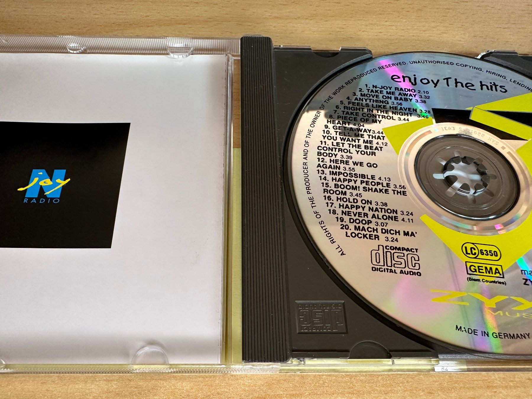 CD: Various – Enjoy The Hits – Usato da Rikon im Tösstal venduto da Alpenmutz 2