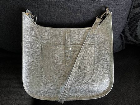 Sac argenté neuf en cuir