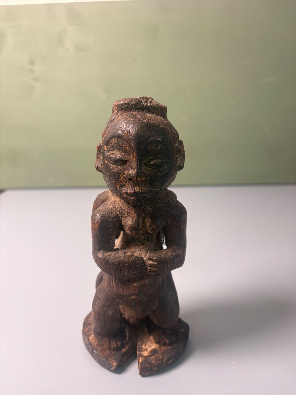 Sculture & Statue: Afrikanische Holzfigur mit geschnitztem Hocker – Usato da Otelfingen venduto da Yossi-68 5