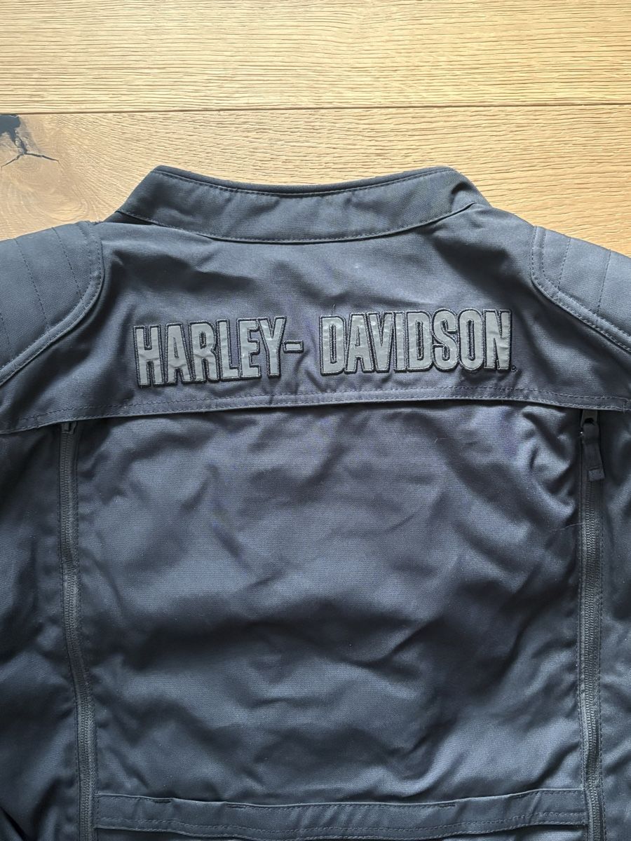 Harley-Davidson Vestes: Originale Harley-Davidson Motorrad-Textiljacke – Neuf (Voir description) à Pfaffhausen par placard 3