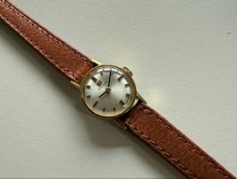 Ungebrauchte kleine Tissot-Damenarmbanduhr 