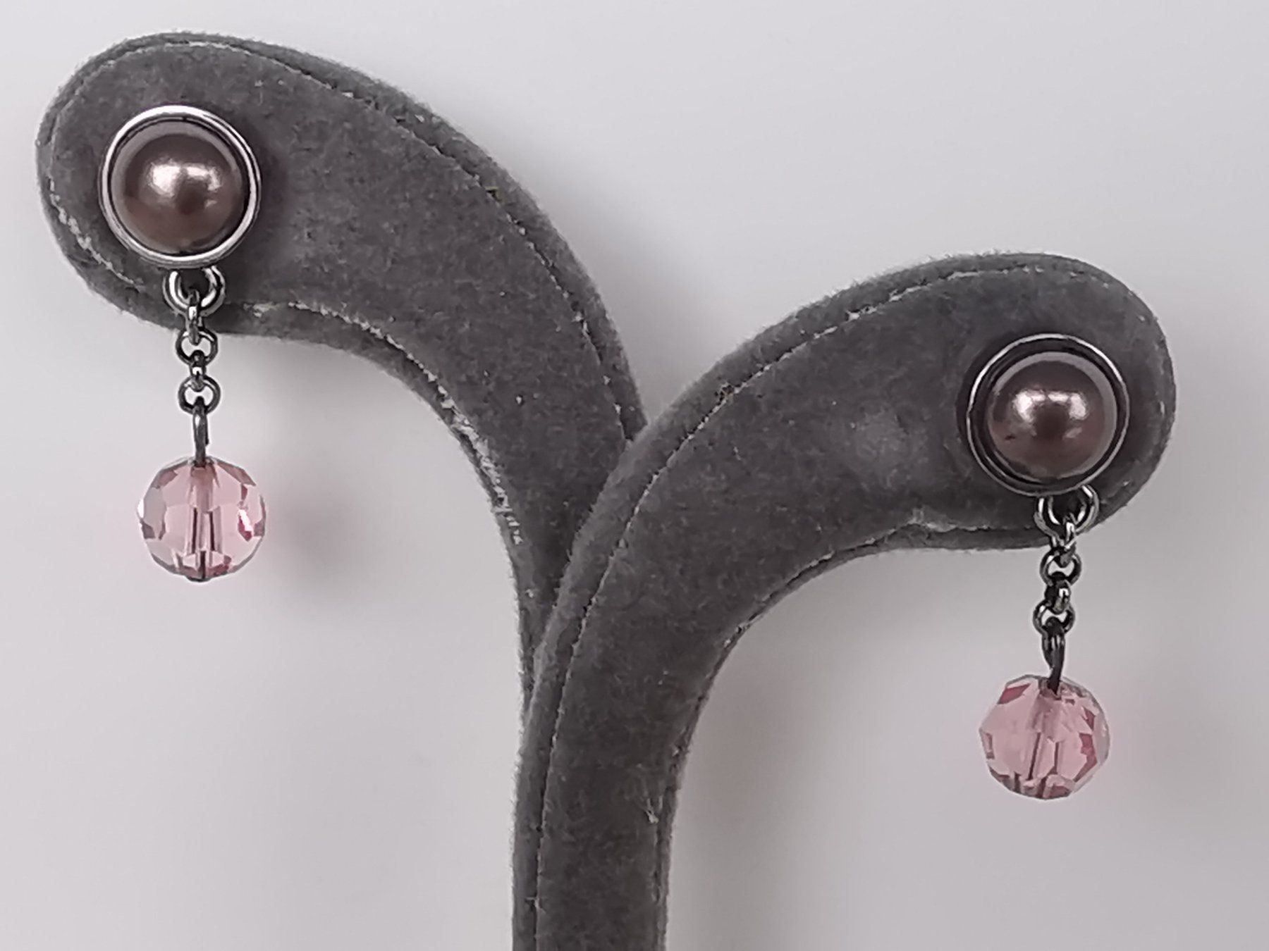 Swarovski Ohrringe & -stecker: Swarovski Ohrring Perle ruthenium – Neu (gemäss Beschreibung) aus Zürich von Yourgoodbuy