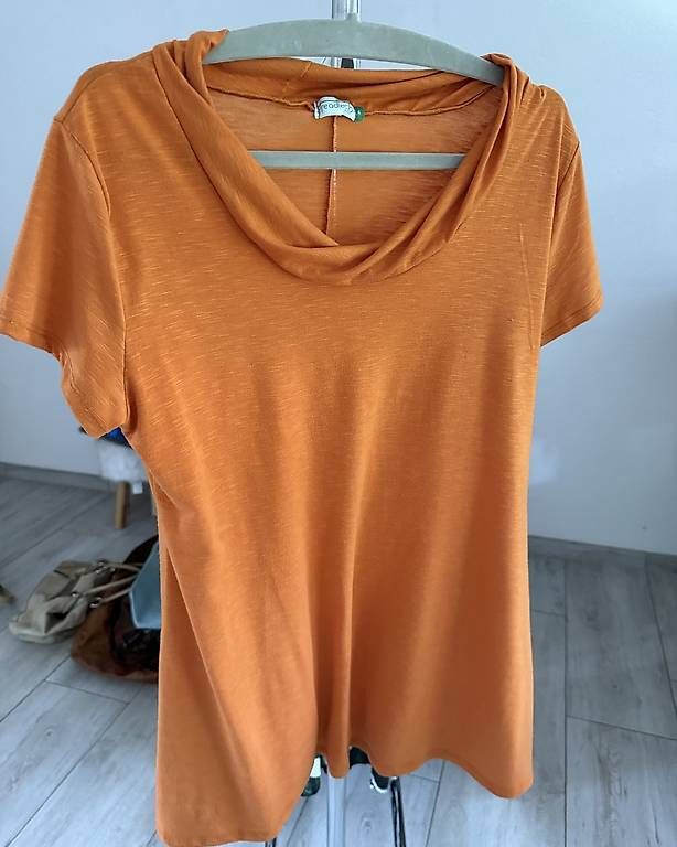 T-shirts: T Shirt mit 1/4 Arm – D'occasion à Bergdietikon par ulr_r9x5