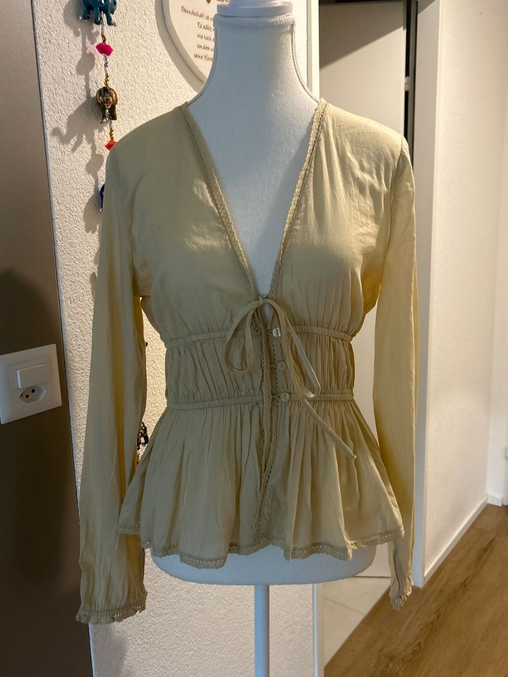 Zara Blusen: Damenbluse langarm hellbeige von Zara Grösse XS – Gebraucht aus Brunnen von Nala2929 3