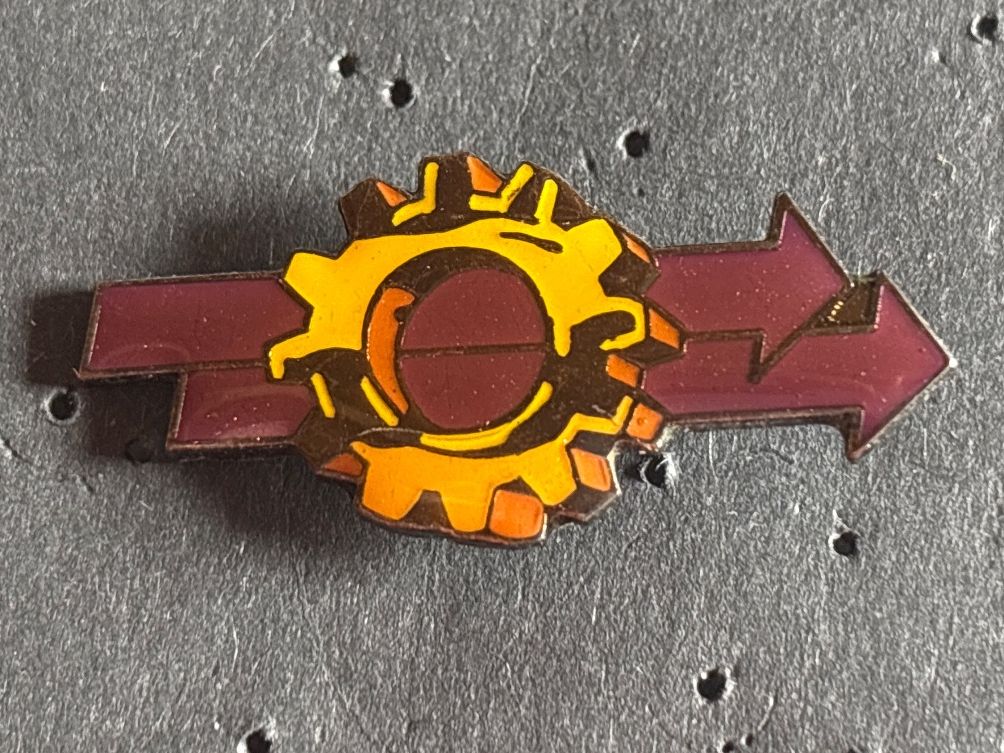 Placchette & Badge: Pin Zahnrad Pfeile – Usato da Lützelflüh-Goldbach venduto da NicoleL.