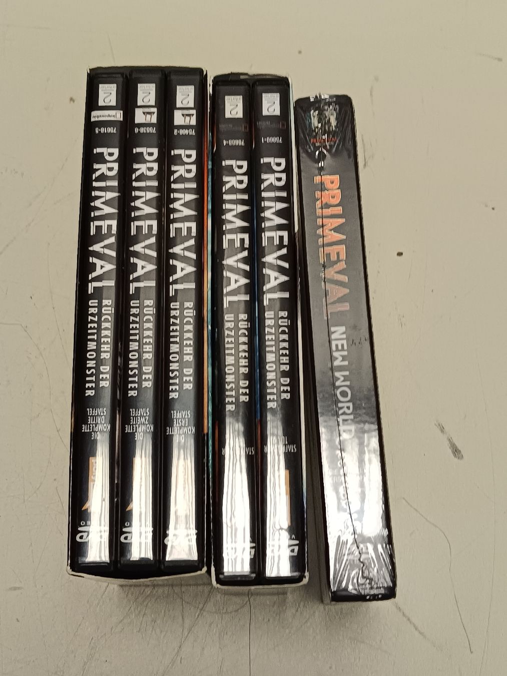 Tutti i DVDs: Primeval New World DVD Box Set 1(em76) – Usato da Künten venduto da Schnaepplihuus 6