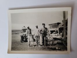 Historisches Foto mit drei Personen und Fahrzeug Traktor R50