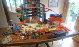 Hot Wheels Garage Ultime + 32 Voitures, Pistes et Camions