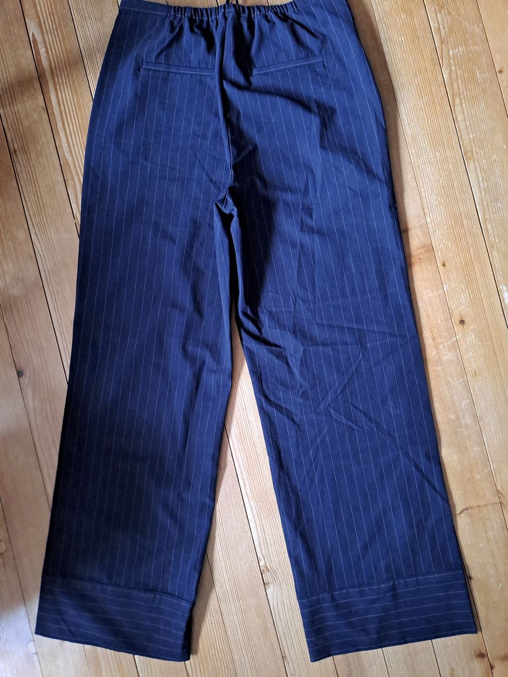 Mango Pantaloni: Nadelstreifenhose Mango Gr.M navy – Usato da Engelberg venduto da ollinseaotter 4