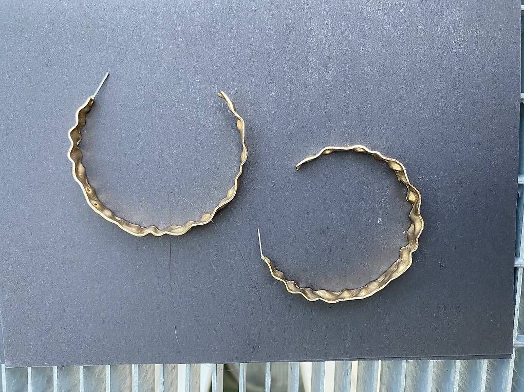 Ohrringe & -stecker: Ohrringe gross flach gold – Gebraucht aus Flüelen von 6468 1
