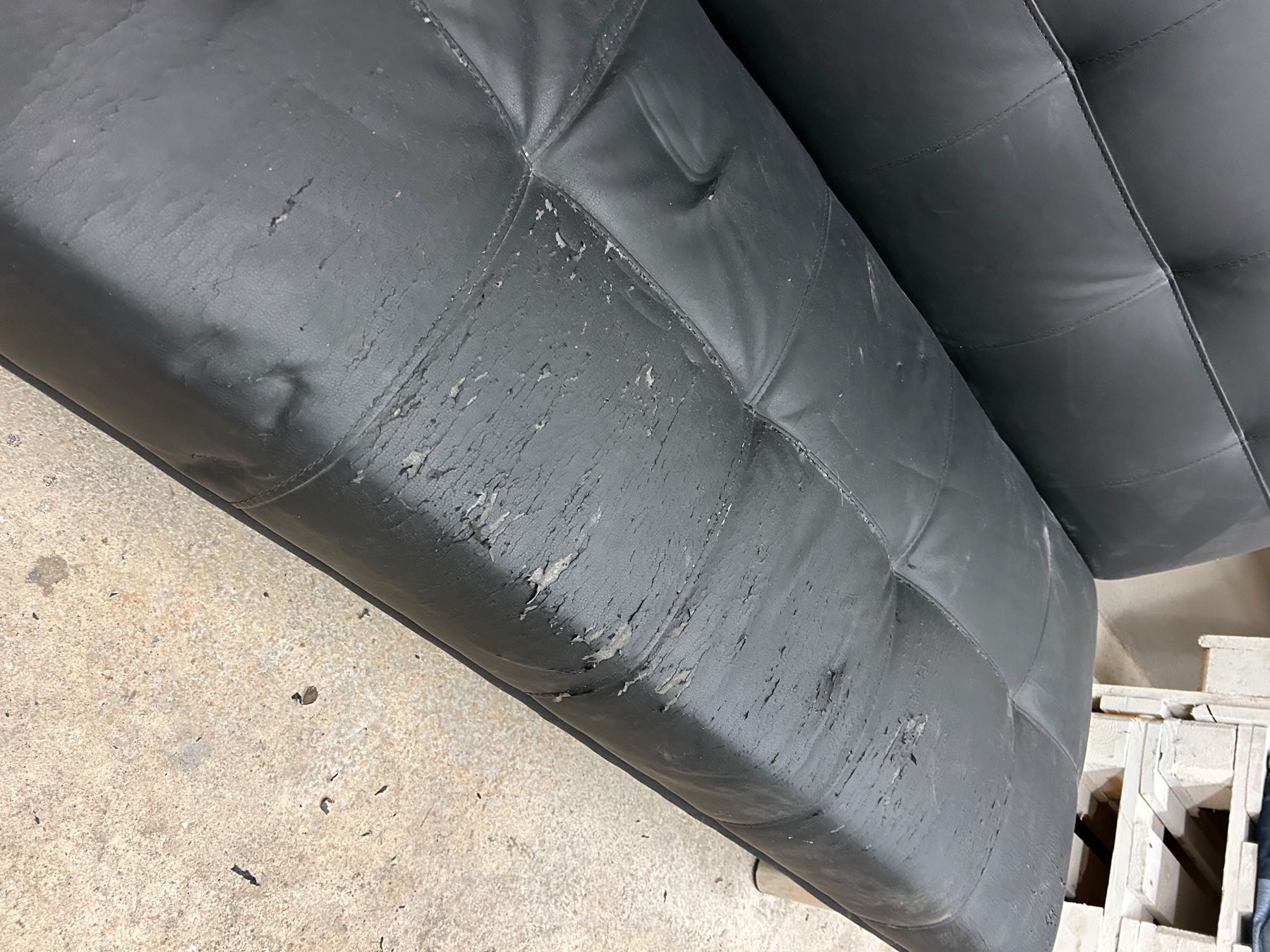 Divani: Schwarzes Kunstleder Sofa - Gästebett Funktion – Usato da Winterthur venduto da Enzo76 1
