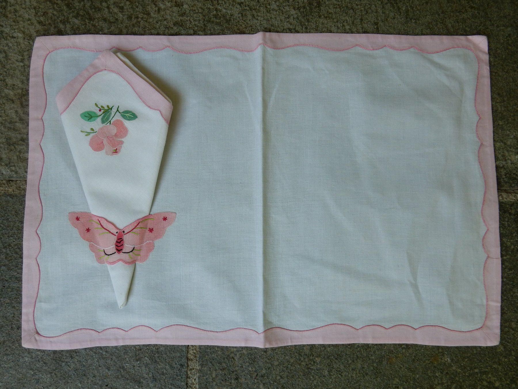 Altra biancheria da tavola: Tischset mit Serviette Schmetterling + Rose NEU – Nuovo (secondo la descrizione) da Jona venduto da simongarden