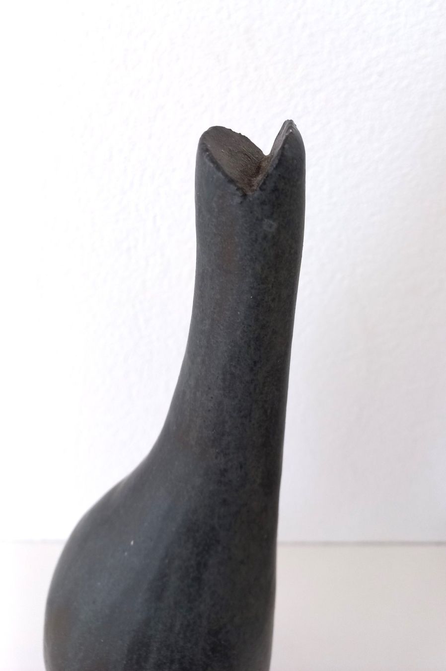 Skulpturen & Statuen: Zoomorphe Keramikskulptur auf Sockel – Gebraucht aus Bévilard von Orscha 1