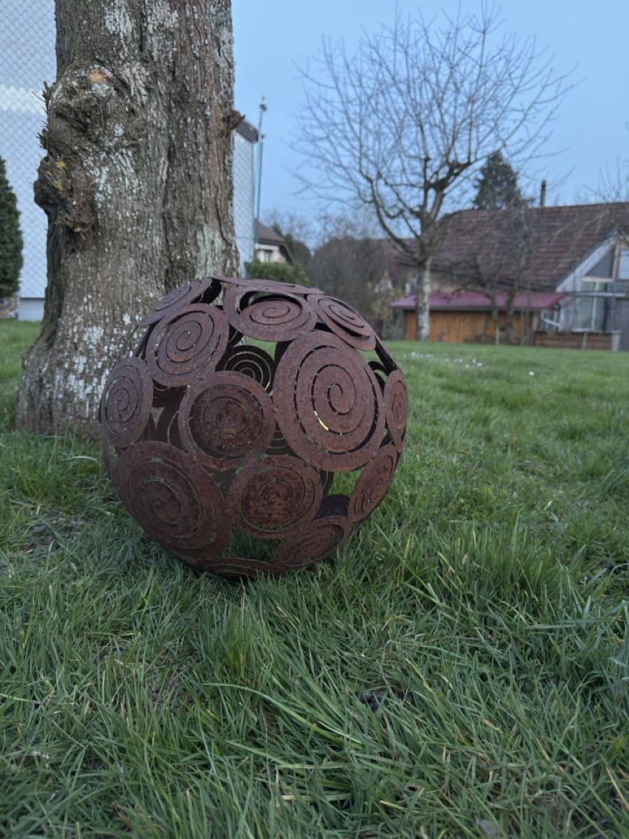 Tutte le decorazioni: Garten Deko Kugel aus Blech – Usato da Thunstetten venduto da AffolterR