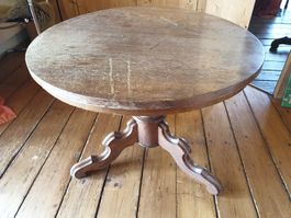 Runder Holztisch mit gedrechseltem Fuss