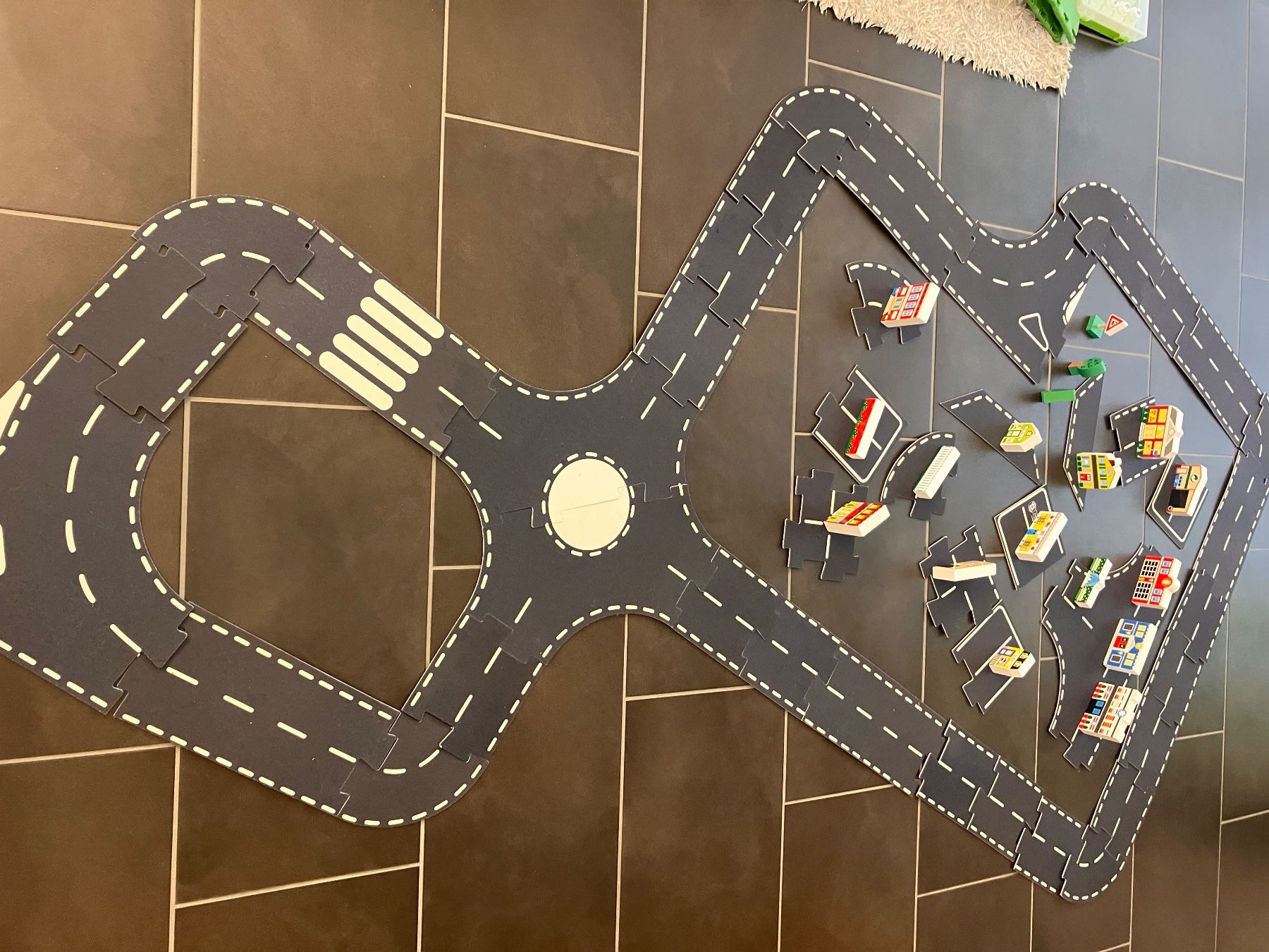 Giocattoli: Strassenbausatz mit Stadt – Usato da Benken SG venduto da Nicae19