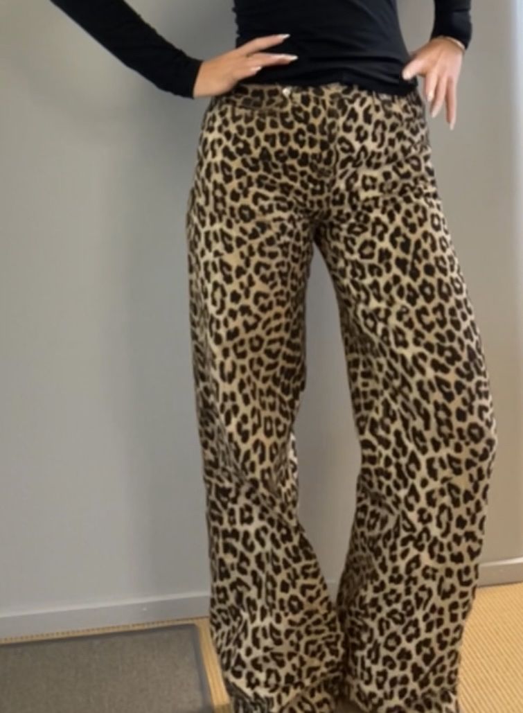 H&M Jeans: Jeans mit Leopardenmuster H&M – Usato da Gachnang venduto da todressgolden