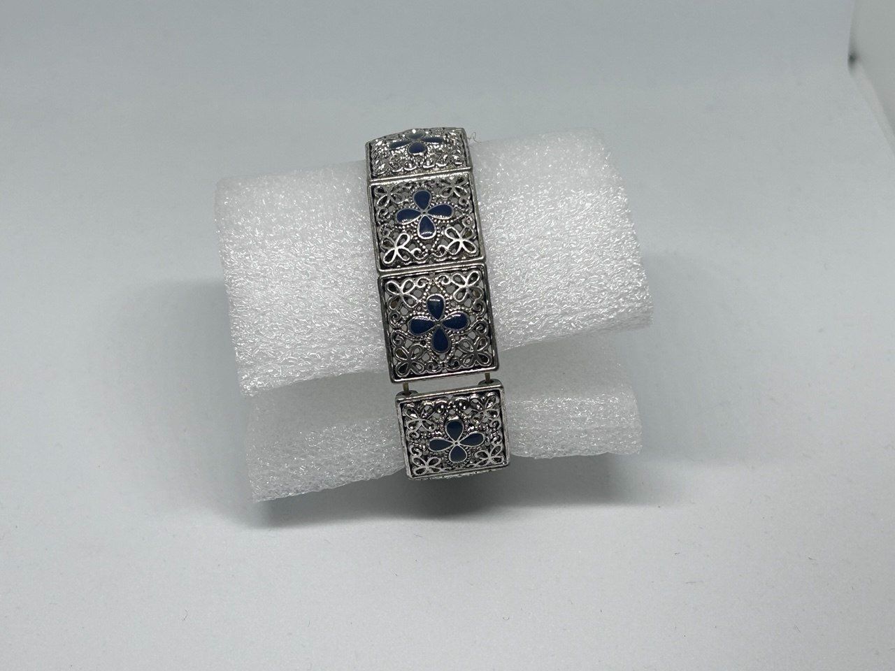 Bracciali & Braccialetti: Bracciale elastico di bigiotteria a placche argentate – Usato da Giubiasco venduto da LorisVale