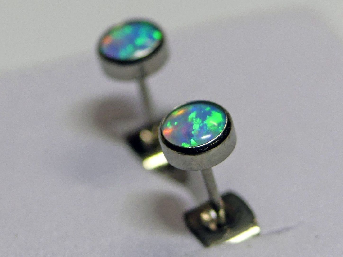 Orecchini pendenti & Orecchini a lobo: Ohrsteker aus Titanium mit Opal – Nuovo e nell'imballaggio originale da Matten b. Interlaken venduto da kero71 1