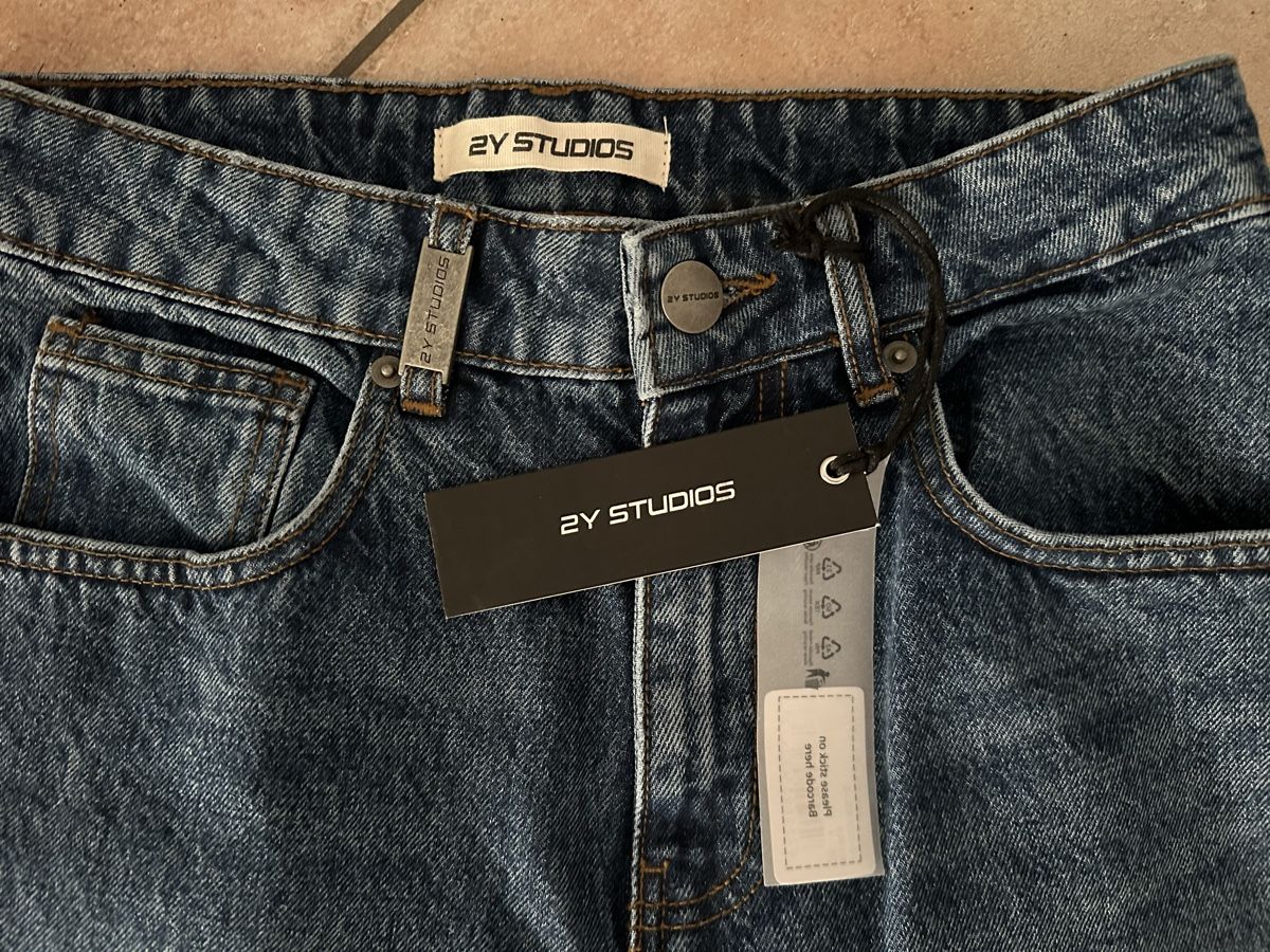 Jeans: Neue blaue Basic-Jeans im Baggy-Schnitt  – Nuovo (secondo la descrizione) da Quartino venduto da DiloUsato 2
