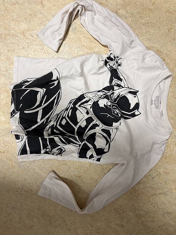 H&M Hemden, T-Shirts & Polos: Langarmshirt 134/140 Black Panther – Gebraucht aus Pfungen von FloretaK