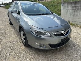 Opel Astra J 1.4 NET gris 5 portes bon état