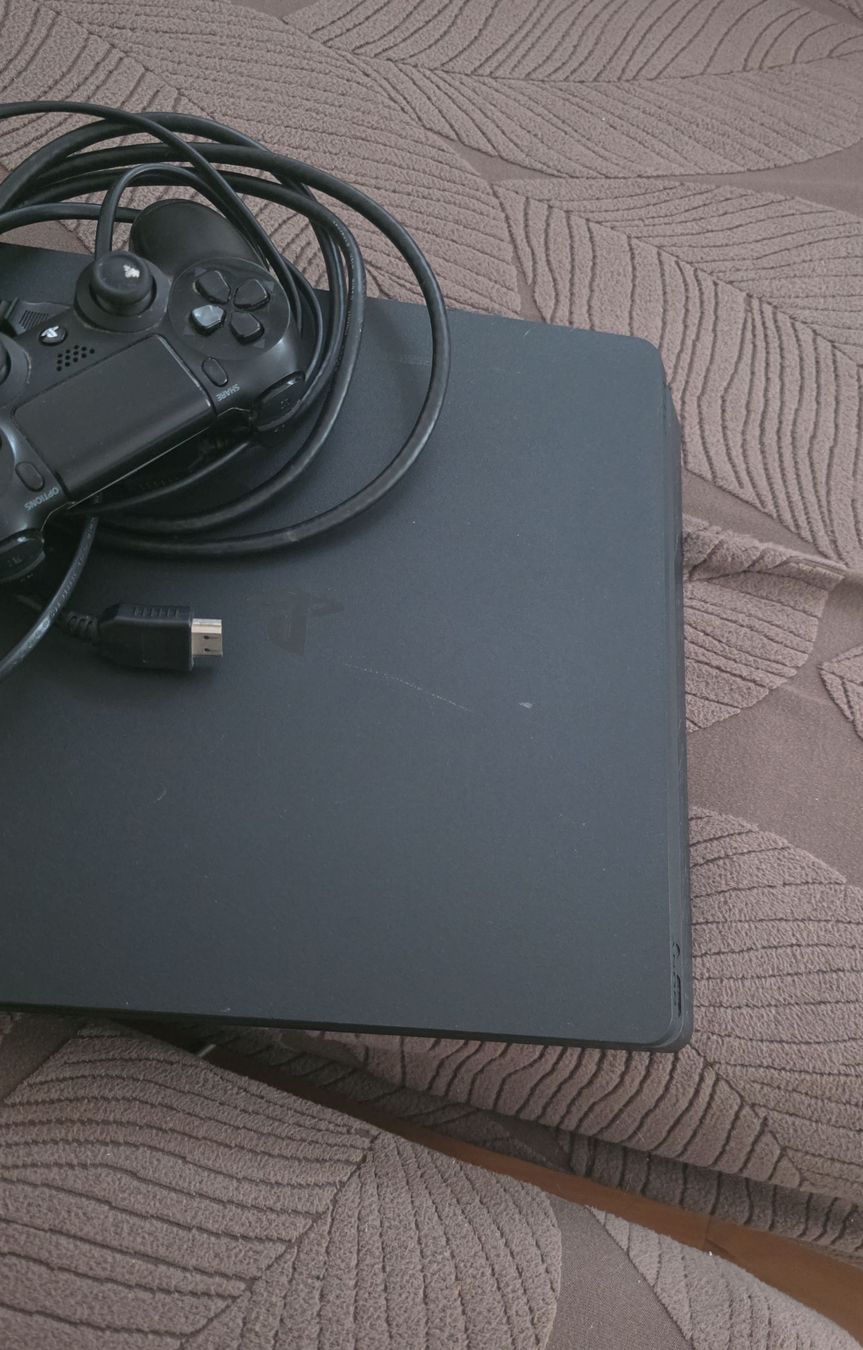 Sony Console: Playstation 4. Konsole mit Controller gebraucht – Usato da Winterthur venduto da figos