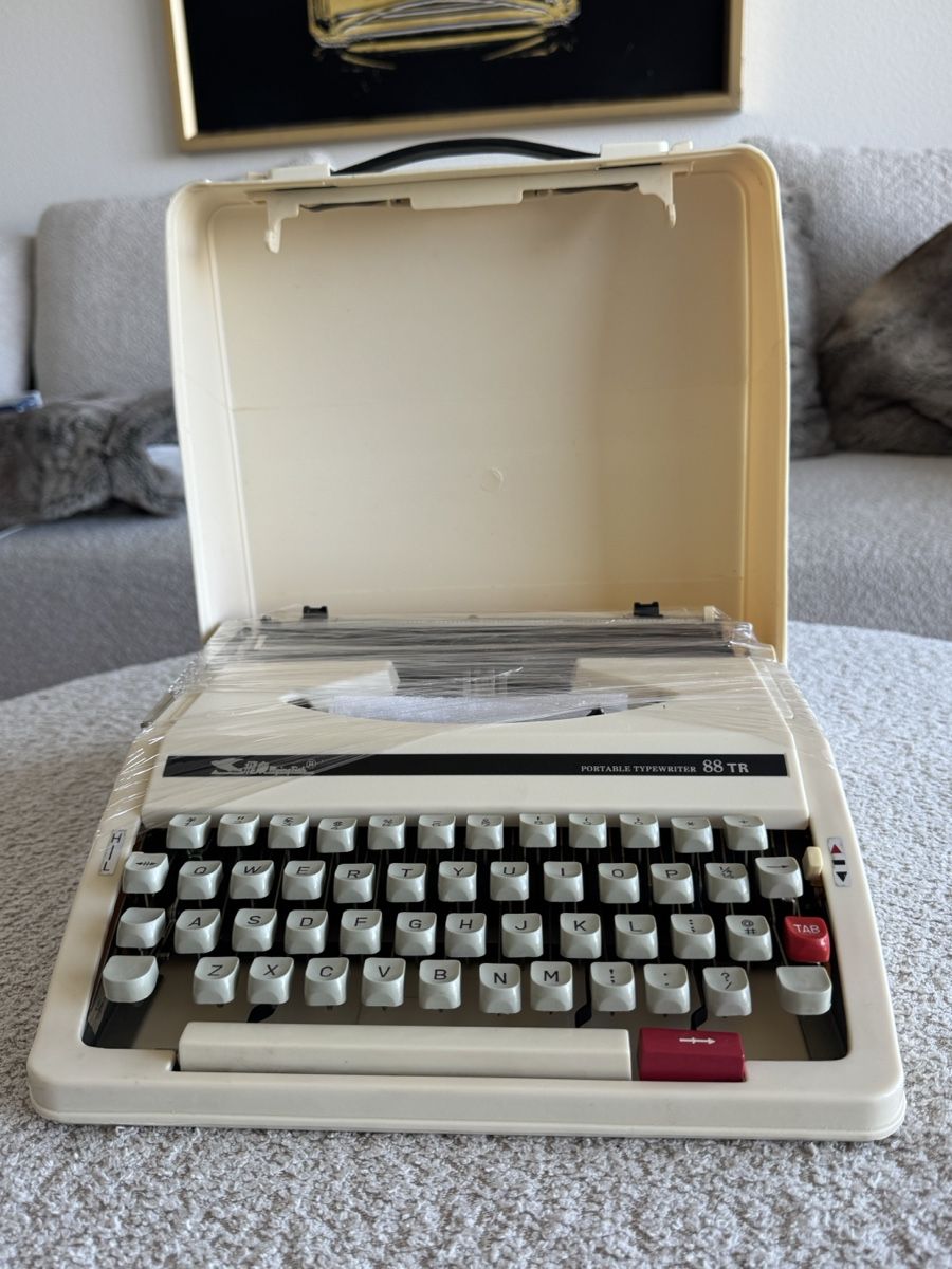 Schreibmaschinen: Olympia Portable Typewriter 88 TR mit Koffer – Neu und originalverpackt aus Häfelfingen von Lukhelfinger