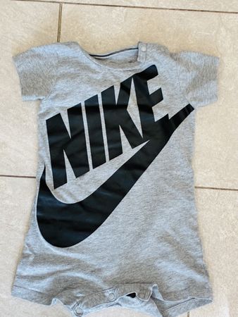 Nike Baby Strampler grau Grösse 80-86 guter Zustand