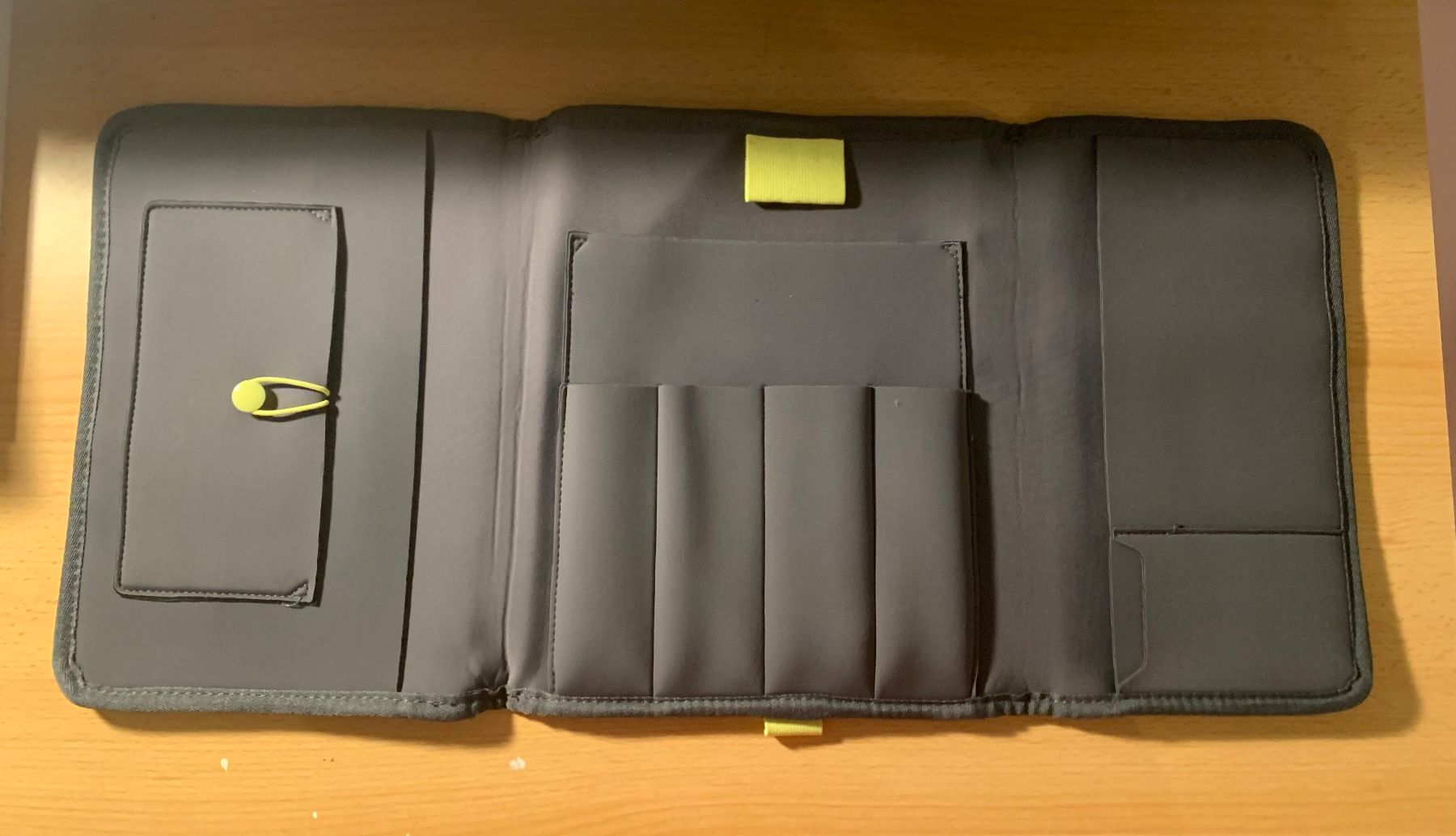 Cover & Protezioni schermo: Mappe, iPad Hülle, Organisation – Nuovo (secondo la descrizione) da Bettlach venduto da valishop