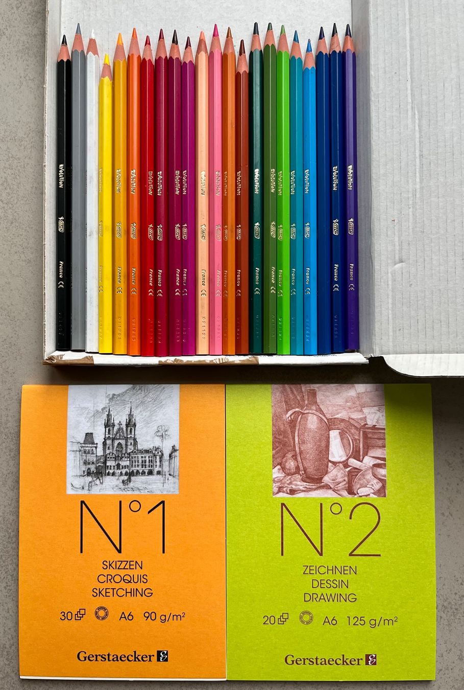 Bic Matite, matite colorate & gessi: 24 crayons couleur Bic + 2 carnets A6 – Usato da Le Crêt-p-Semsales venduto da staglione69