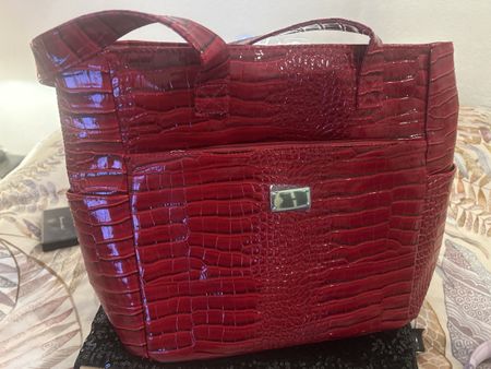 Rote Handtasche in Kroko-Optik – ein echter Hingucker!