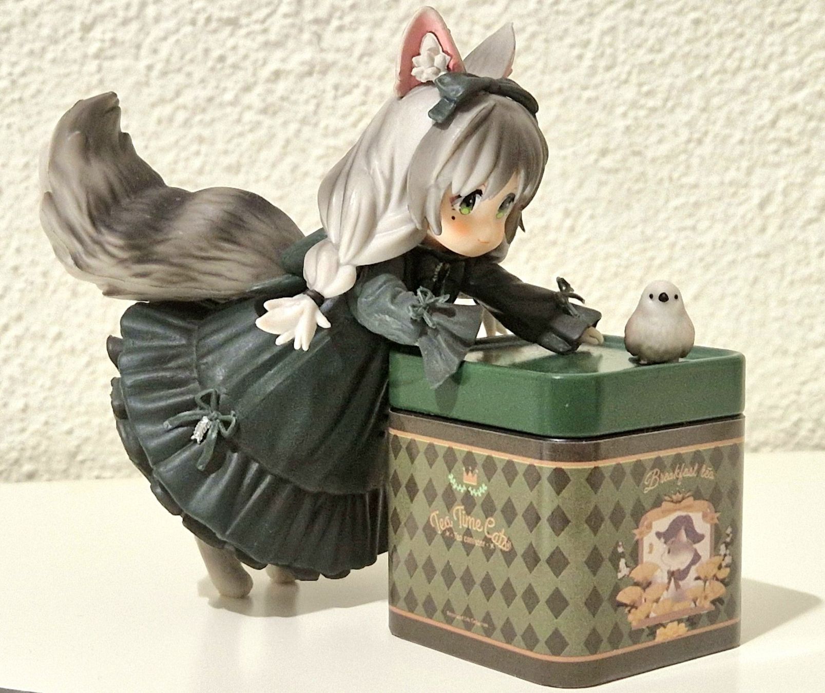 Statuette: Kleine Figur + Teedose – Usato da Zürich venduto da New_username 1