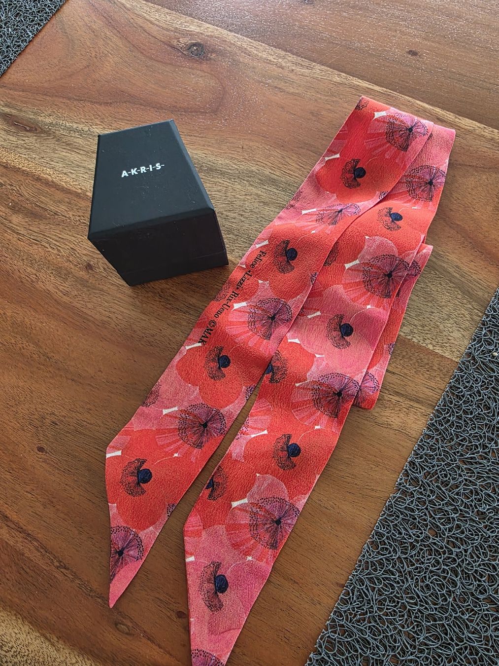 Akris Foulard & Sciarpe: Der multifunktionale Twilly Akris – Nuovo e nell'imballaggio originale da Ibach venduto da ole_6whn
