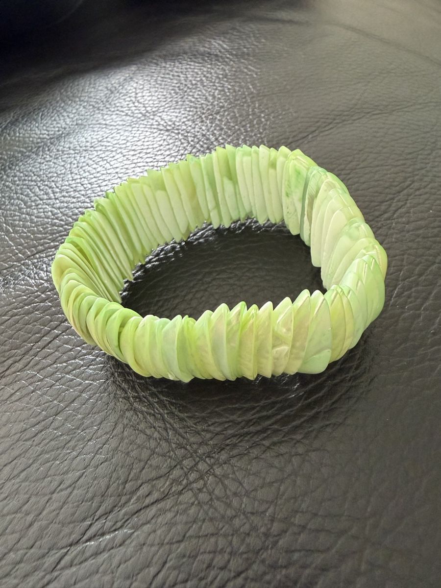 Bracelets: Armband Muscheln grün elastisch – D'occasion à Amlikon-Bissegg par Rahelbr5 1