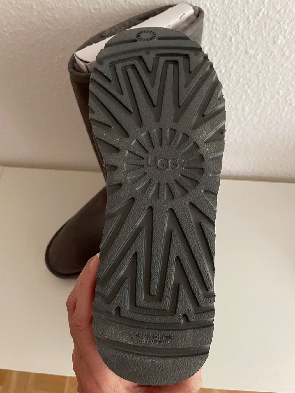 Ugg Scarpe da donna: Original UGG Stiefel classic II grau, hoch – Nuovo e nell'imballaggio originale da Muttenz venduto da stoeberi01 3